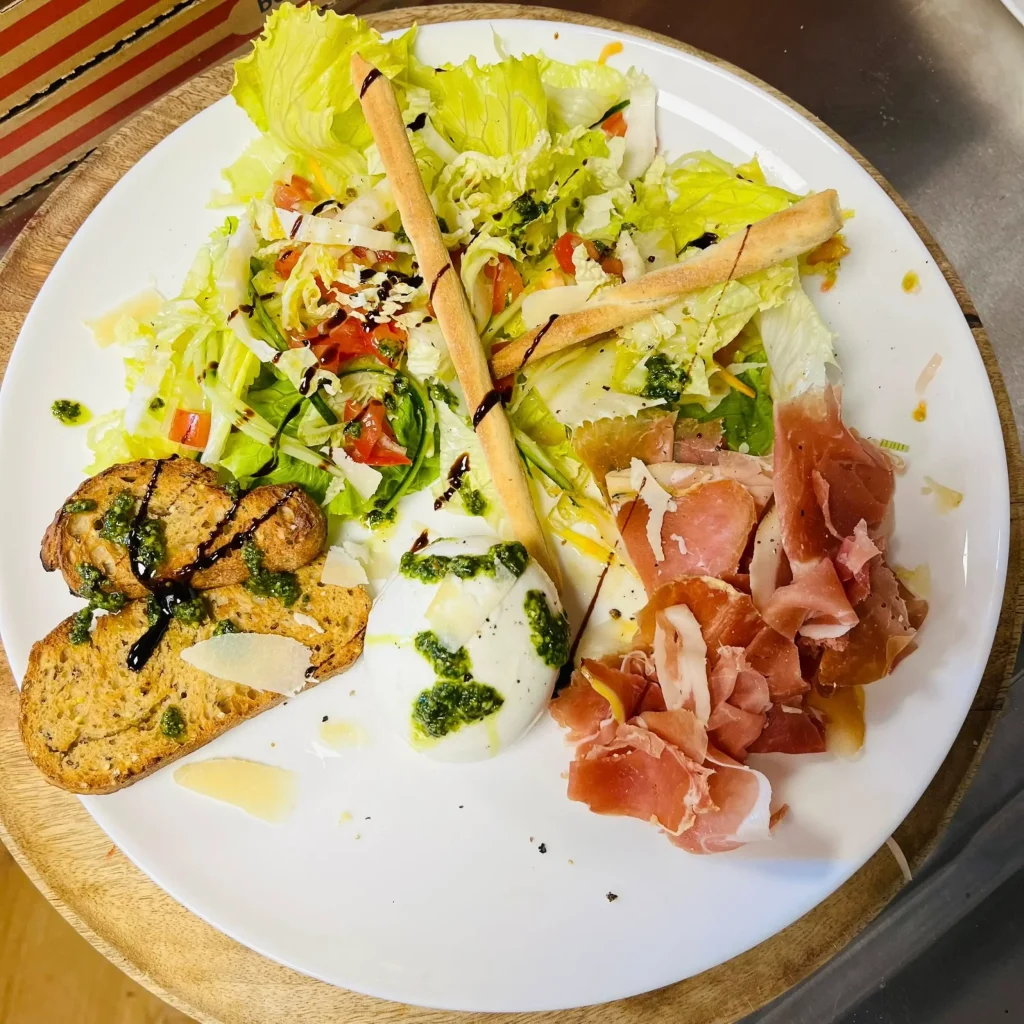 Salade composée chez pizza del mas à Nyons