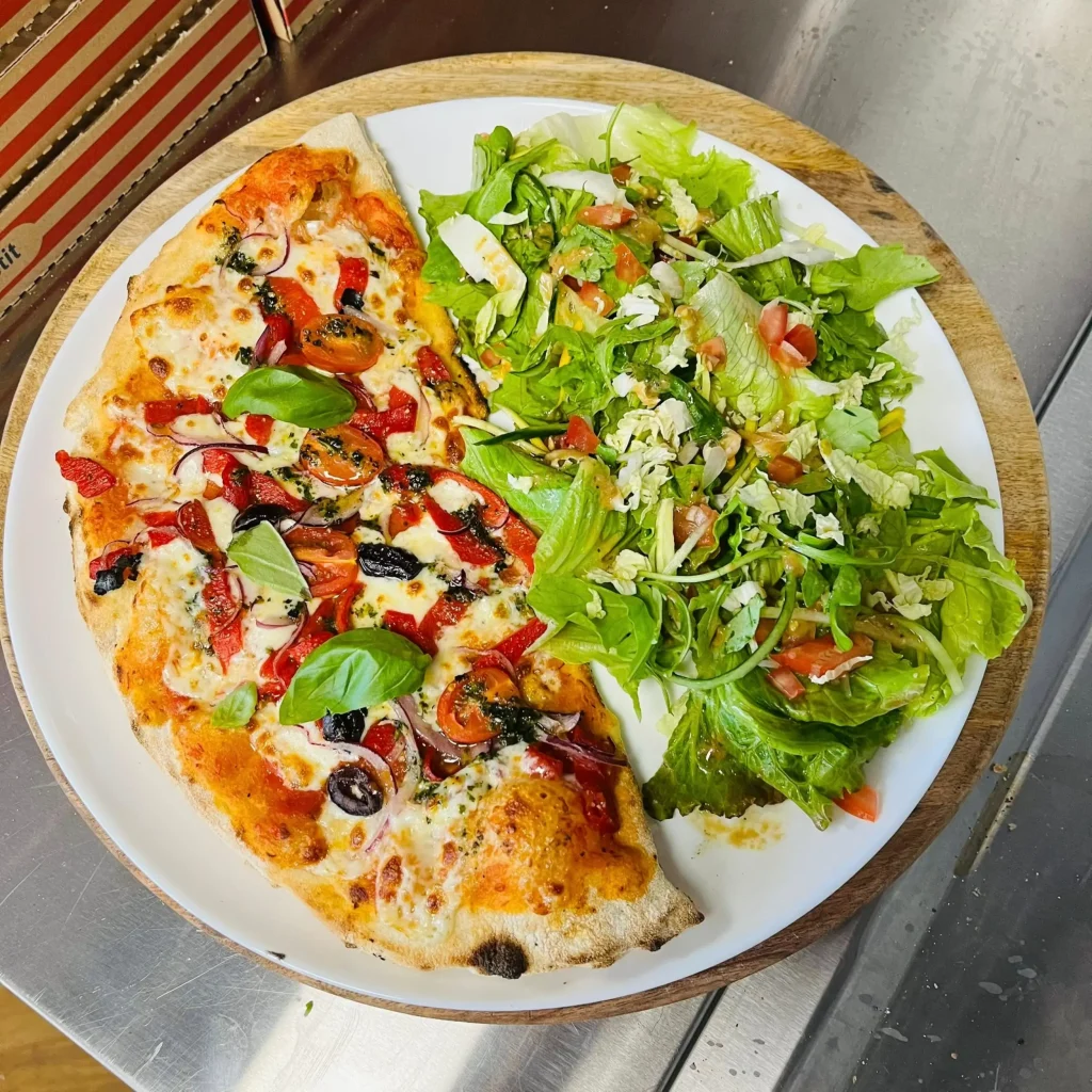 Moitié de pizza avec salade chez pizza del mas à Nyons