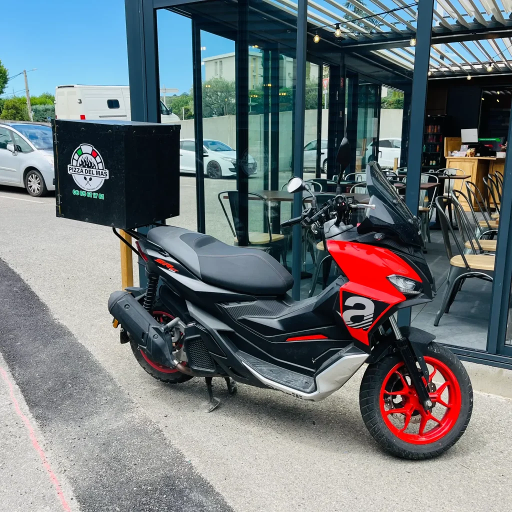 Scooter de livraisons Pizza del mas à Nyons