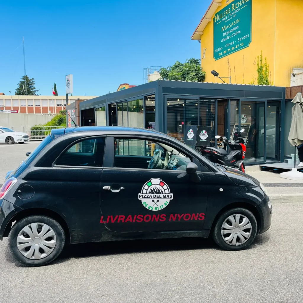 Voiture de livraison Pizza del mas à Nyons